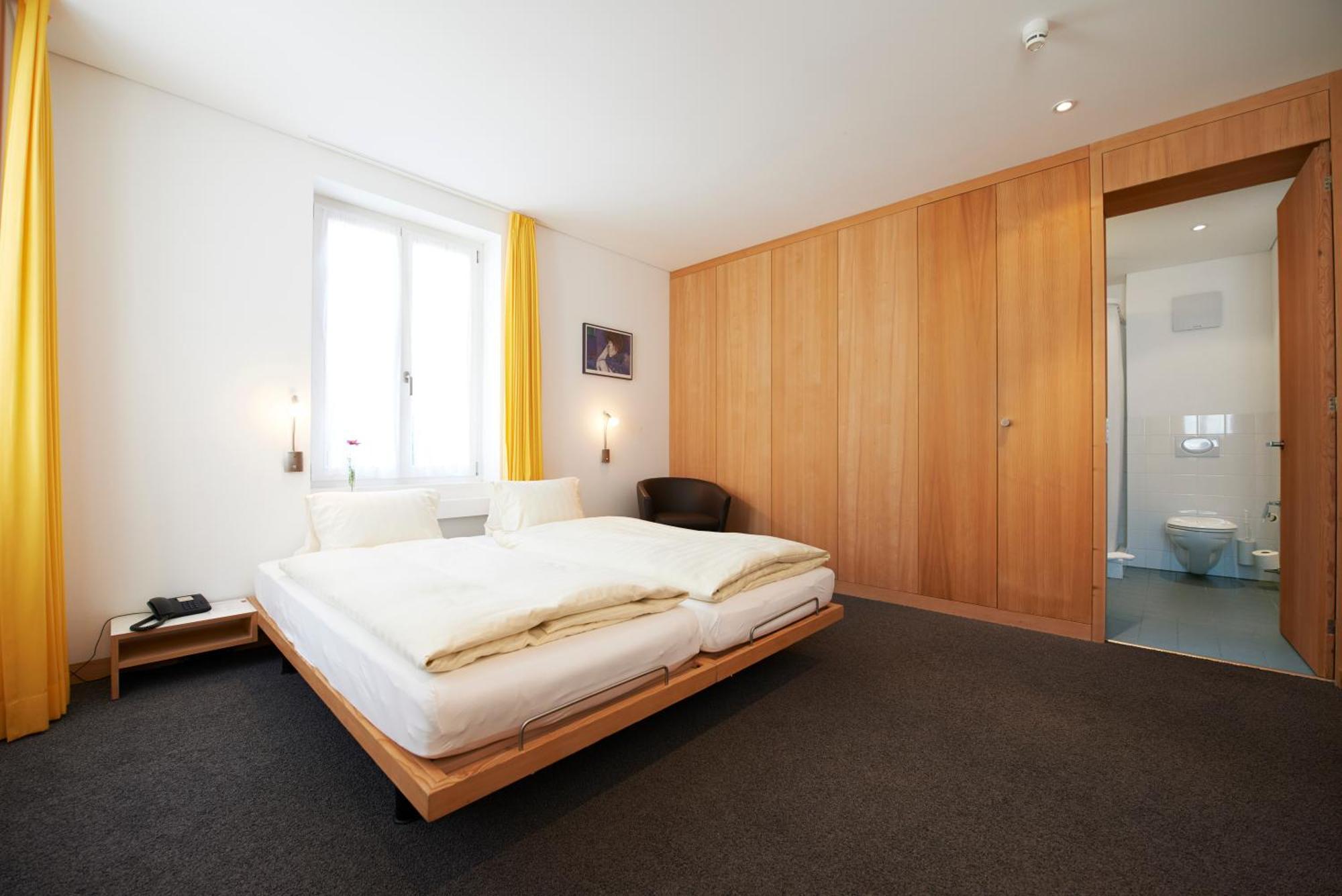 Hotel Weiss Kreuz トゥージス エクステリア 写真