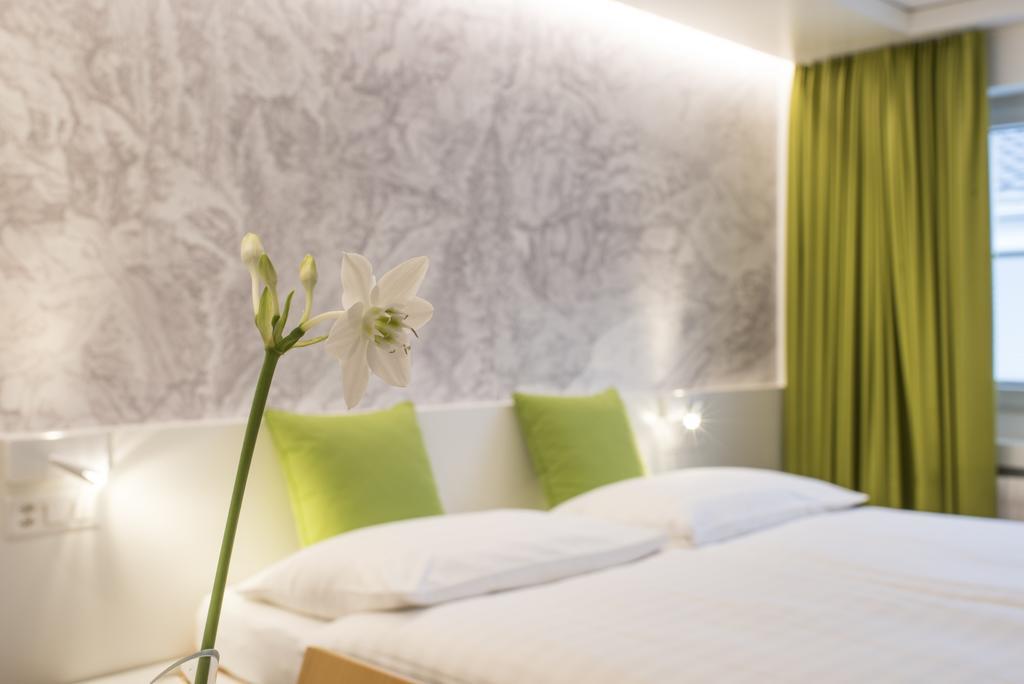 Hotel Weiss Kreuz トゥージス 部屋 写真