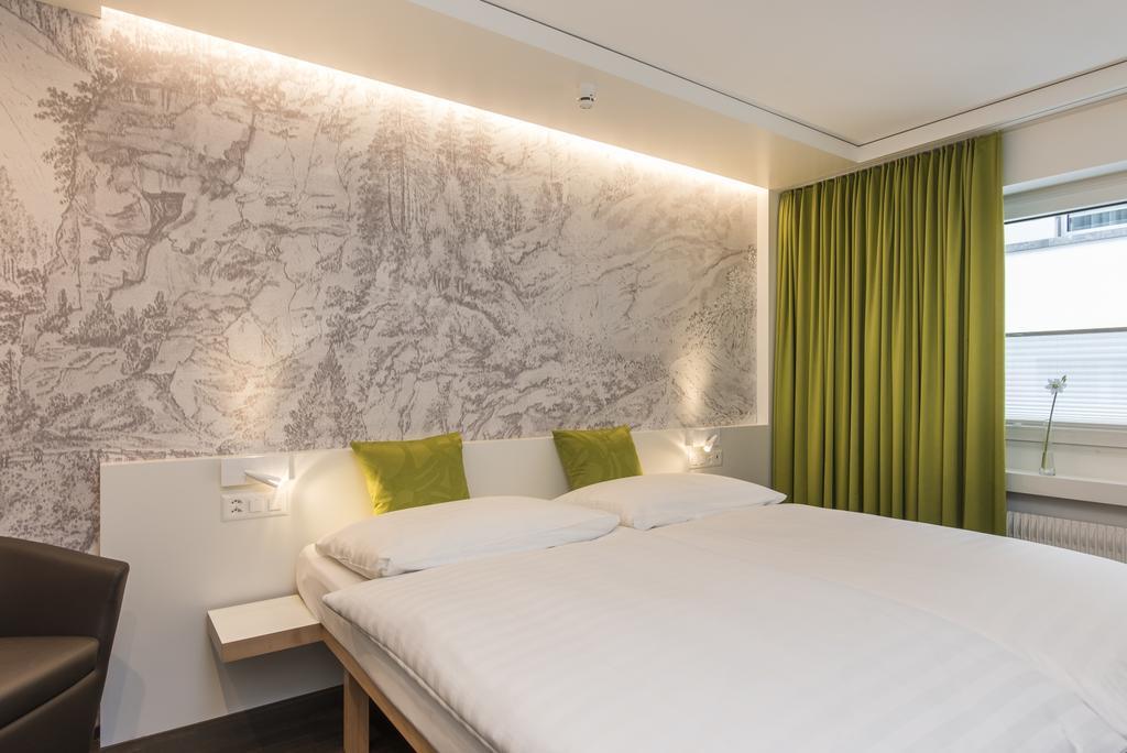 Hotel Weiss Kreuz トゥージス 部屋 写真